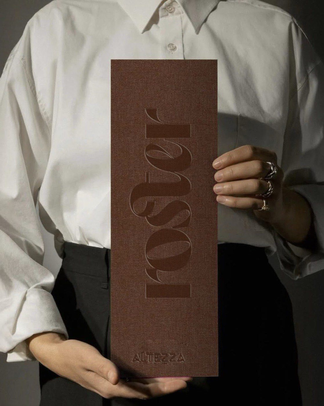 Pieza de identidad de marca Altezza Haus, papel texturizado con relieve
