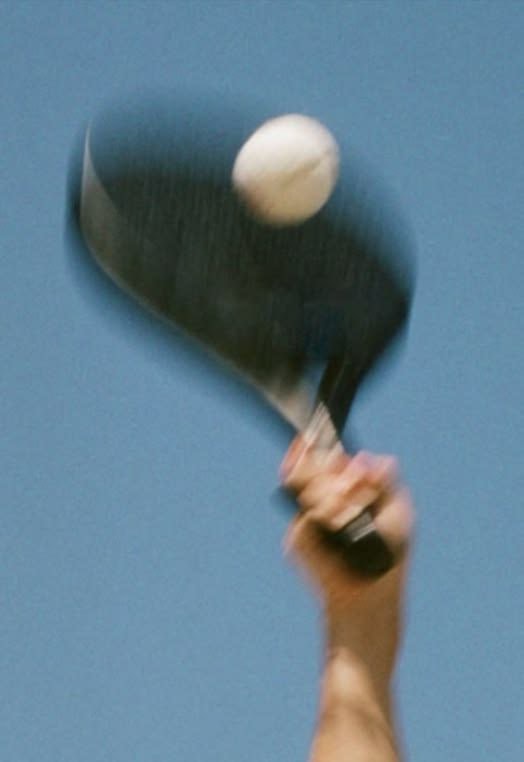 Paleta de pádel golpeando la pelota, fotografía en movimiento